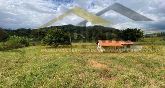 CI406- Chácara na Butua, terreno plano , com muita água, localizada a apenas 4 km da cidade, lugar exuberante, você vai gostar, tenho certeza.